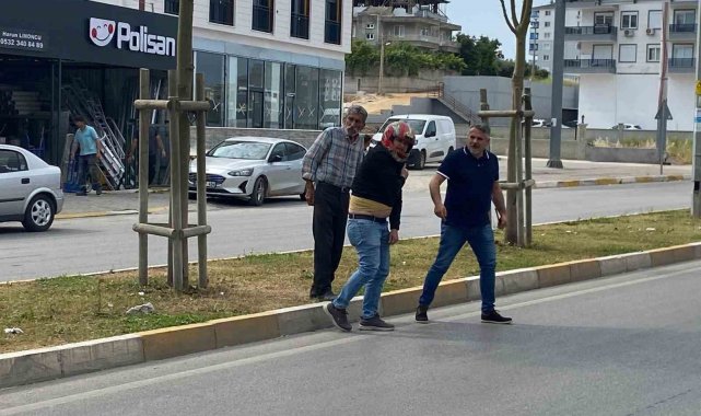 Motosiklet sürücüsü kaskı sayesinde kazayı ucuz atlattı, çarpan sürücü kaçtı
