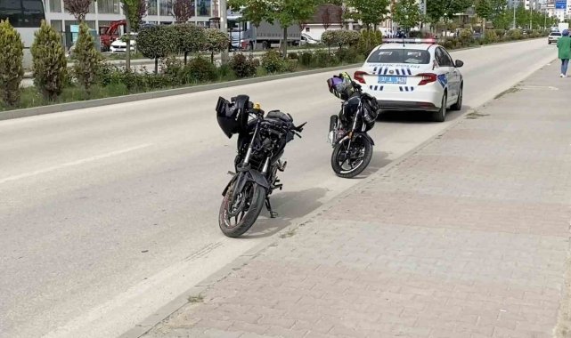 Motosiklet yolun karşısına geçmek isteyen anne ve oğluna çarptı: 3 yaralı