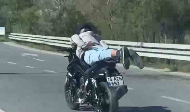 Motosikleti yatarak kullanan sürücüye ceza kesildi