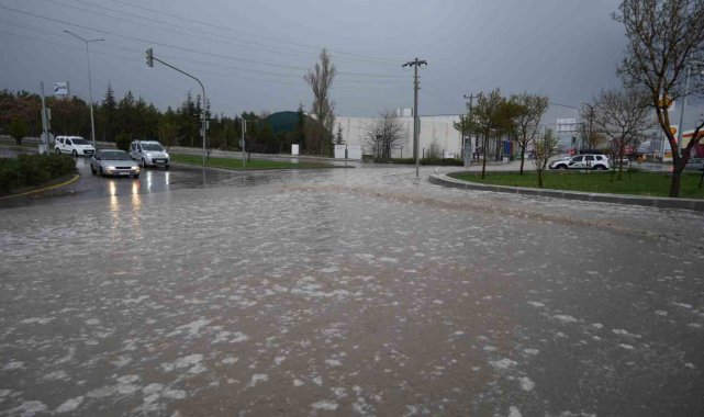 Niğde'de sağanak hayatı olumsuz etkiledi