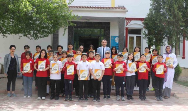 Öğrenciler dergi çıkarttı, editörlüğünü ikizler yaptı