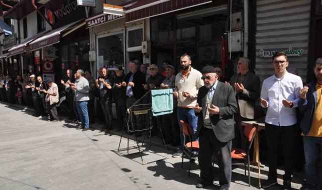 Onlarca esnaf, Ramazan ayının son Cuma'sında ellerini semaya açtı