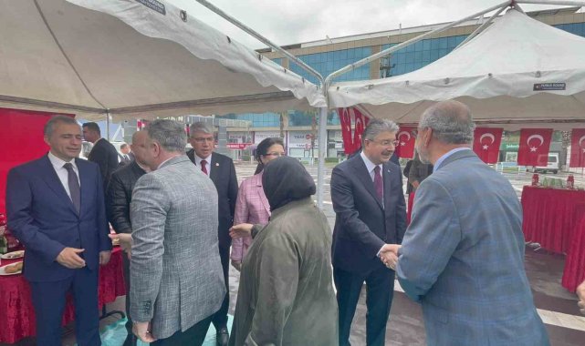 Osmaniye'de protokol üyeleri vatandaşlarla bayramlaştı
