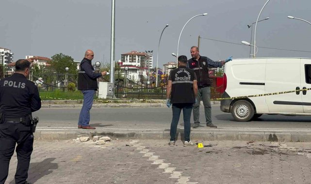 Otomobil kaldırımda yürüyenlerin arasına daldı: 1 yaralı