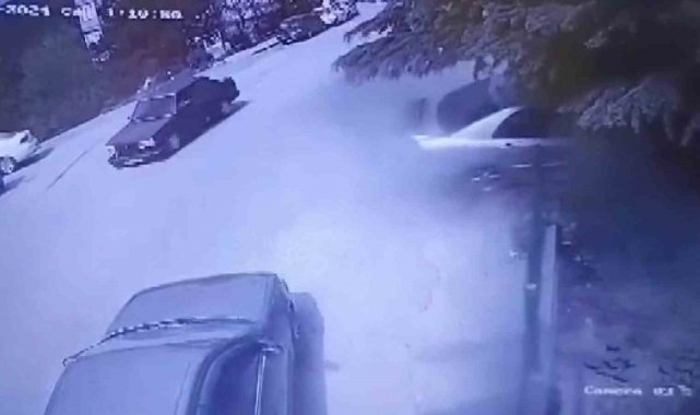 Otomobilin apartman bahçesine düştüğü anlar kamerada
