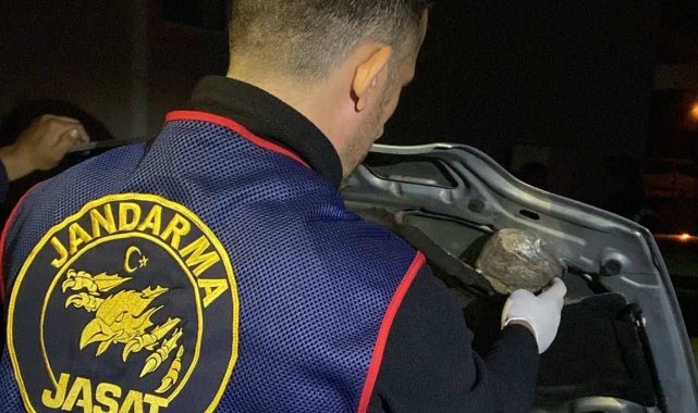 Otomobilin kaportasından uyuşturucu çıktı