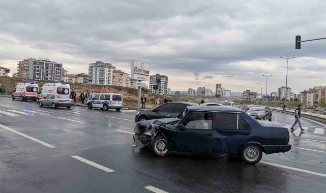 Otomobiller çarpıştı: 3 yaralı