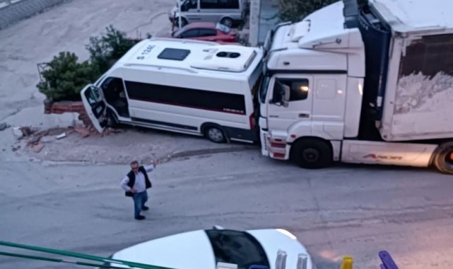 Park halindeyken freni patlayan tır minibüse çarptı