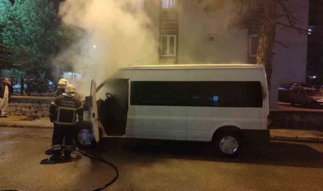 Park halindeyken yanan minibüs kullanılamaz hale geldi