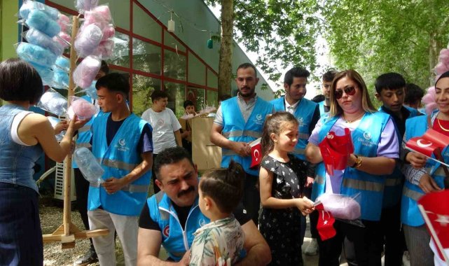 Parkta bayram kutlayan çocukları Türk Bayrakları ve pamuk şekerleriyle karşıladılar