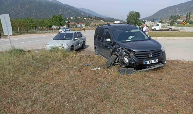 Reşadiye'de otomobil ile hafif ticari araç çarpıştı: 2 kişi yaralandı