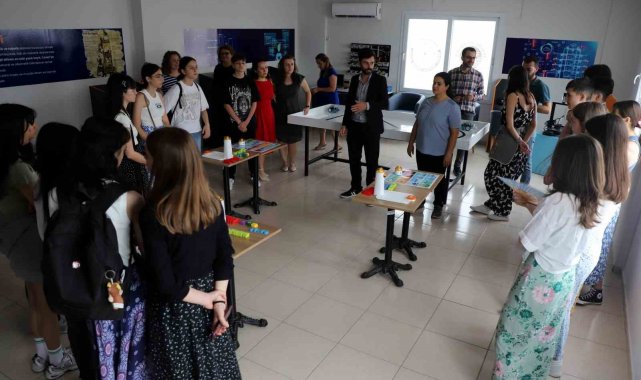 Romanyalı öğrenciler Akdeniz Belediyesinin öğrenme merkezini inceledi