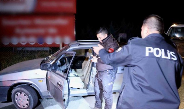 Ruhsatsız tabanca ile yakalandı, "Taşımıyorum bozuk" diyerek tüfek ruhsatı gösterdi