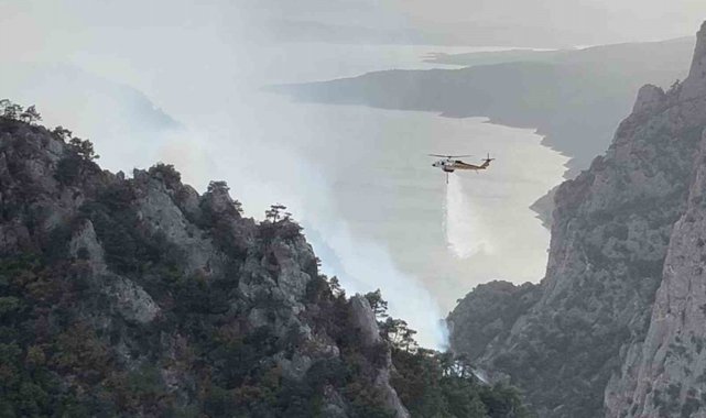 Şahinkaya Kanyonu'nda orman yangını: 1 helikopter ve 2 uçak havadan müdahale etti