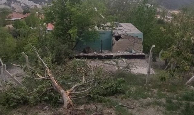Selendi'de dağdan kopan kaya parçaları su deposunu yıktı