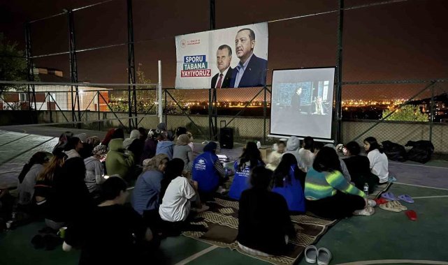 Sınavlar öncesi açık hava sinema etkinliği düzenlendi