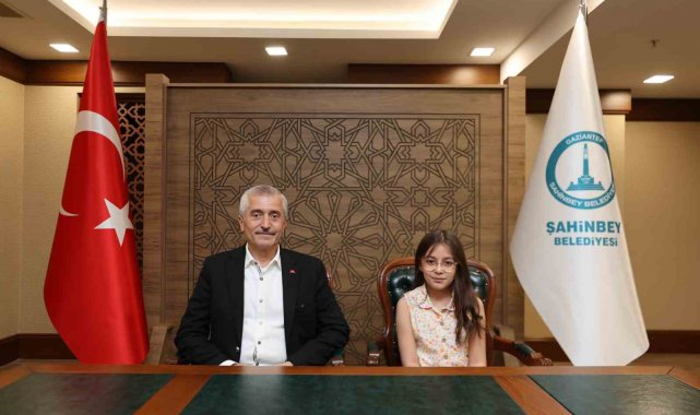 Tahmazoğlu koltuğunu depremzede öğrenciye devretti