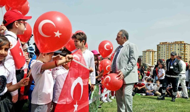 Talas'ta 23 Nisan coşkusu alanlardan taştı
