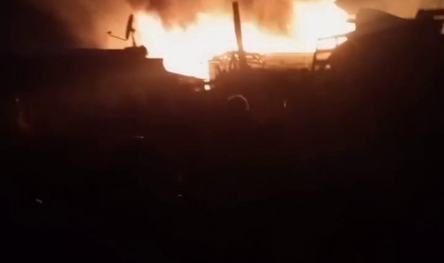 Tek katlı ev alev topuna döndü, mahalleli sokağa döküldü
