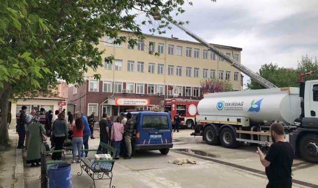 Tekirdağ'da okul çatısı alev alev yandı, öğrenciler tahliye edildi