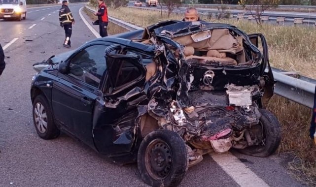 Tırın çarptığı otomobil hurdaya döndü: 1'i ağır 2 yaralı