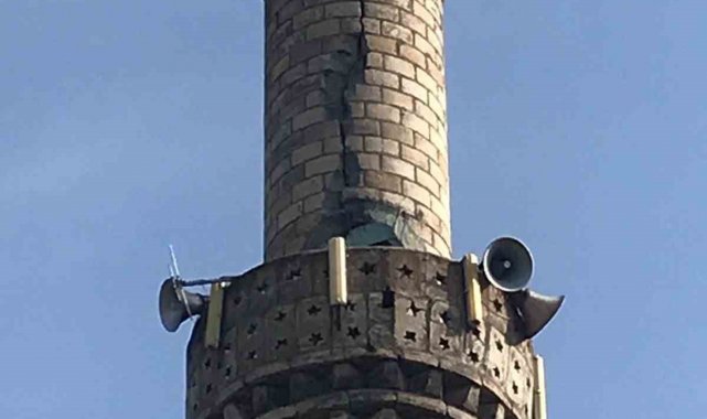 Tokat'ta cami minaresine yıldırım düştü