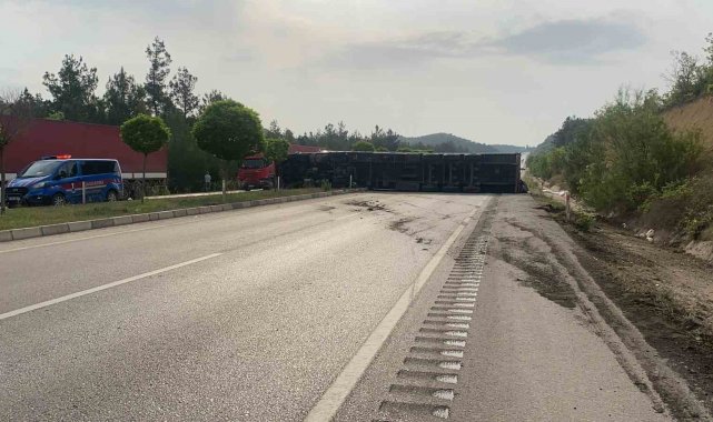 Tokat'ta un yüklü tır devrildi: Un çuvalları yola savruldu