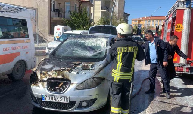 Trafik ışıklarında bekleyen otomobil bir anda alev aldı