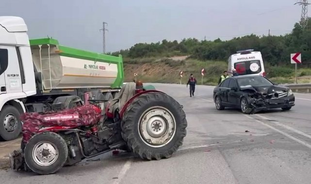 Traktör ile otomobil çarpıştı: 3 yaralı