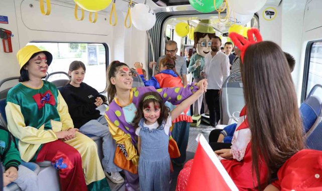 Tramvaya binen miniklere palyaço sürprizi