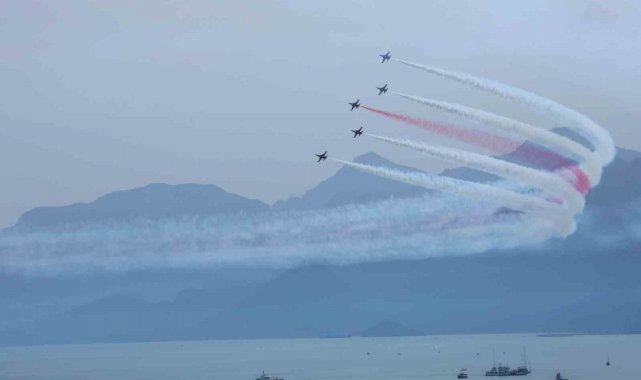 Türk Yıldızları'nın nefes kesen gösterisi on binlerce vatandaşı sahillere doldurdu