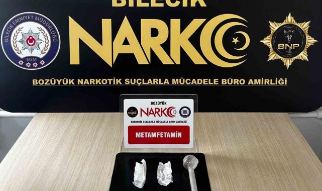 Uyuşturucu operasyonunda yakalanan 3 şüpheli şahıstan biri hapis cezası ile aranıyordu