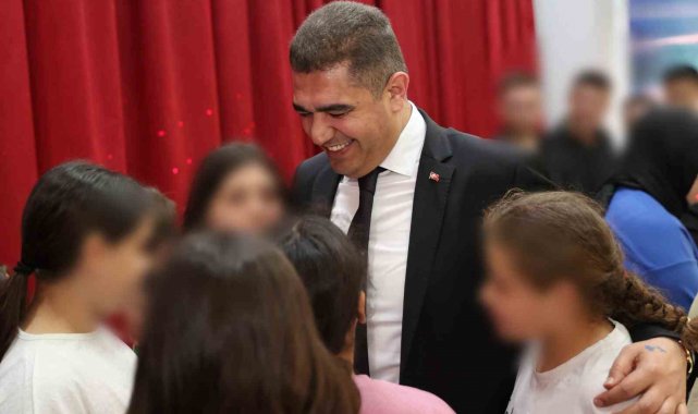 Vali Aslan mutfağa girdi çocuklar için kek yaptı