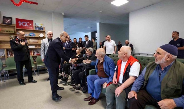 Vali Demirtaş, çocuk ve yaşlılarla bir araya geldi