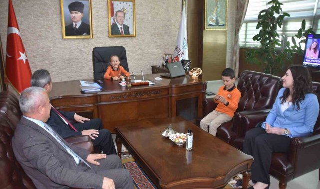 Vali koltuğuna oturan öğrenciler park istedi