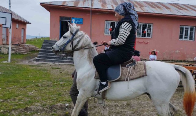 Varto'da atlı ve eşekli 23 Nisan kutlaması