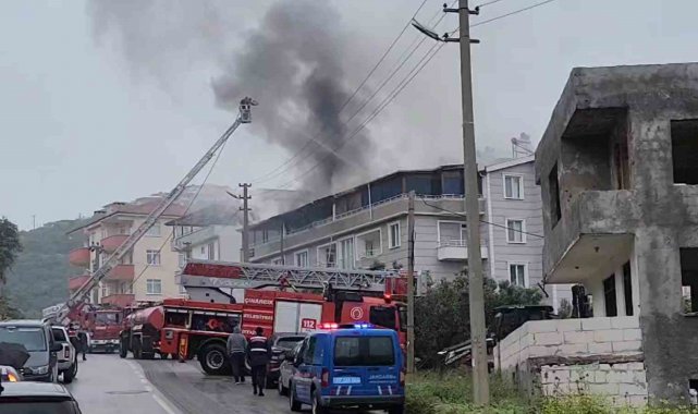 Yalova'da bir binanın çatı katında çıkan yangında 4 daire küle döndü