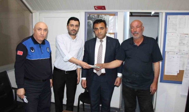 Yolda bulduğu 800 doları sahibine teslim etti