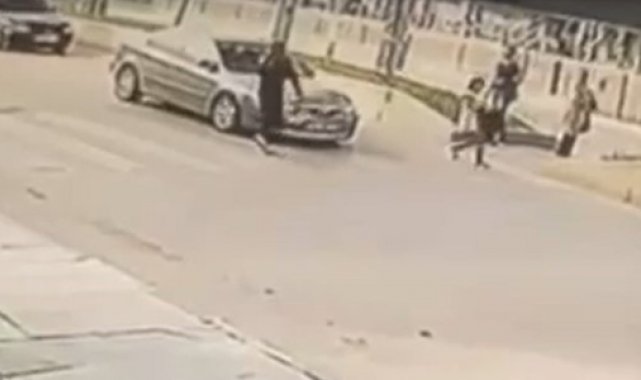 Yolun karşısına geçmeye çalışan yaya otomobilin altında kalmaktan kıl payı kurtuldu