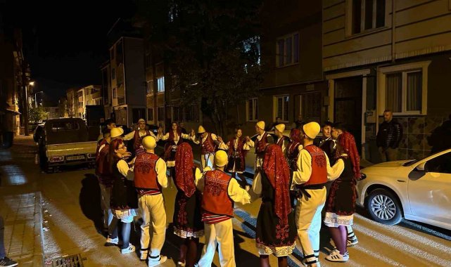 Yöresel kıyafetler giyerek oyun havasıyla vatandaşları sahura kaldırdılar