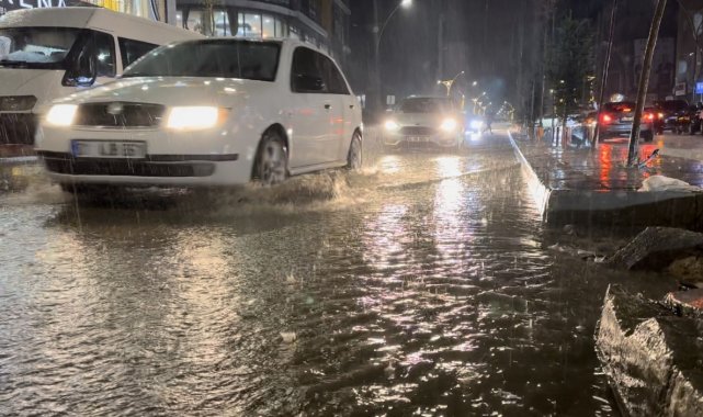 Yüksekova'da caddeler göle döndü, araçlar adeta suda yüzdü