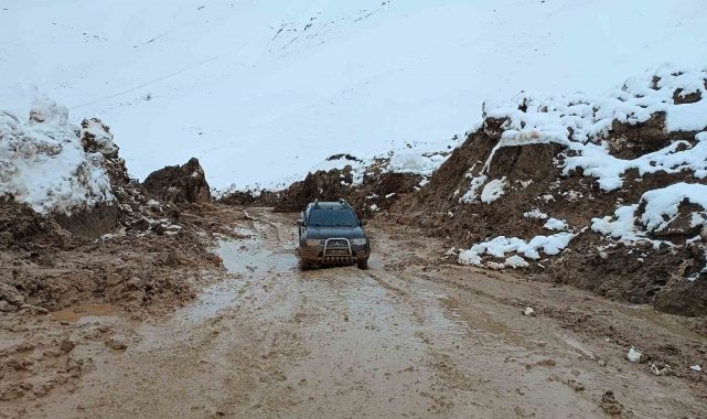 Yüksekova'da heyelan sonucu kapan köy yolu kontrollü olarak açıldı
