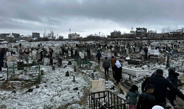 Yüksekova'da vatandaşlar mezarlıklara akın etti