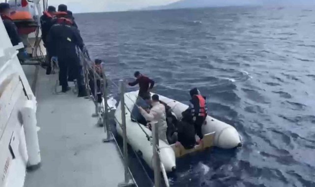 Yunan unsurlarınca ölüme terk edilen 4'ü çocuk, 16 kaçak göçmen kurtarıldı