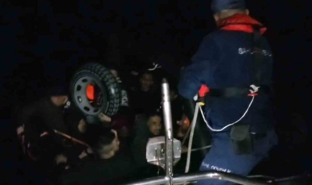Yunanistan'ın geri ittiği can salındaki 18 düzensiz göçmen kurtarıldı