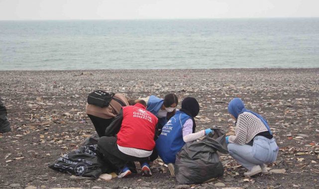 ZBEÜ öğrencileri sahilde çöp topladı