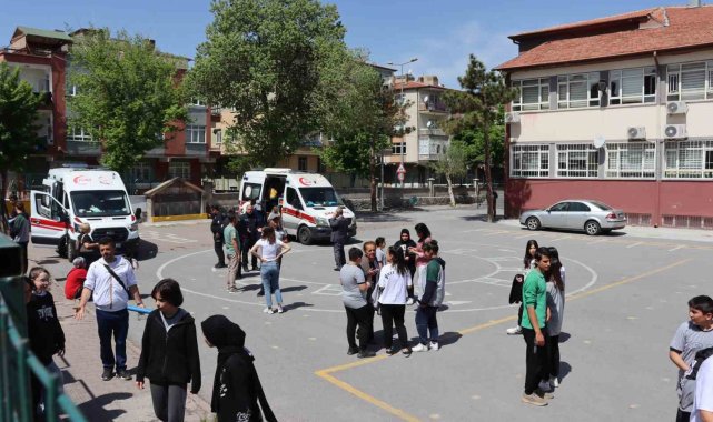 Zehirlenen öğrencilerle ilgilenmek yerine, basın mensuplarına saldırdılar