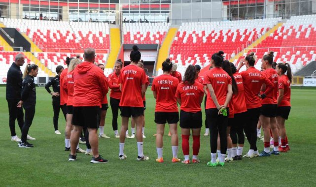A Milli Kadın Futbol Takımı, Azerbaycan maçı hazırlıklarını tam kadro sürdürdü