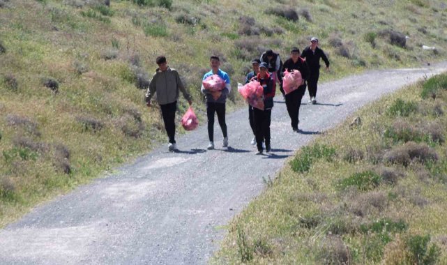 Acıgöl, öğrenciler tarafından temizlendi