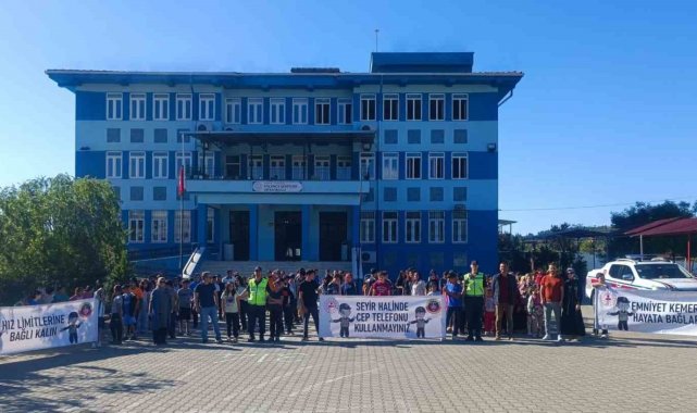 Adana'da jandarma trafik farkındalığı bilgilendirme çalışması yaptı